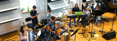 Junge Menschen die miteinander musizieren.