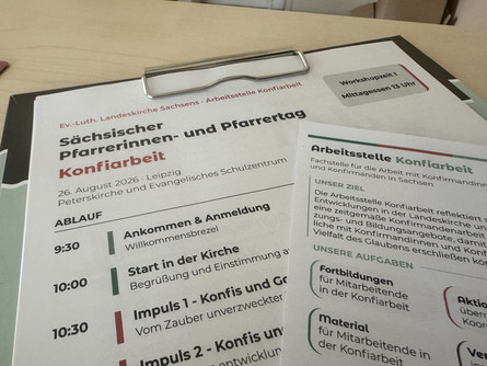Klemmbrett mit Informationen des Pfarrerinnen- und Pfarrertages