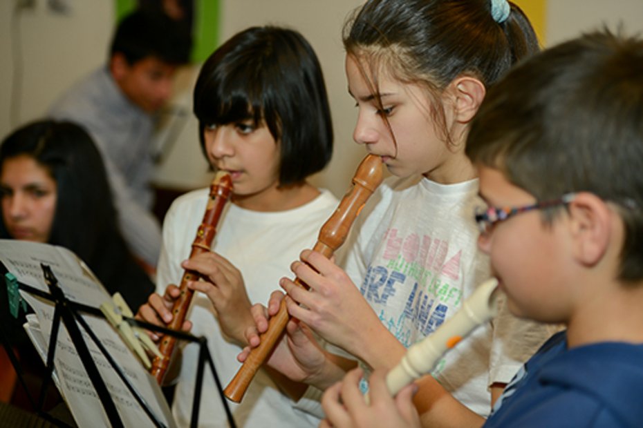 Drei Kinder spielen Flöte.