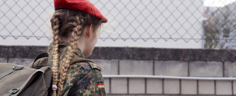 Junge Soldatin von hinten