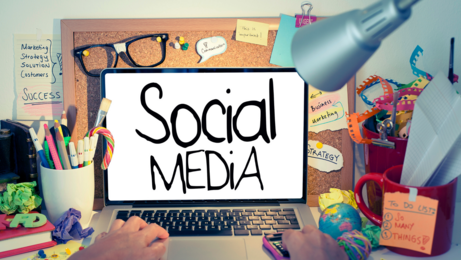Gezeichneter Schreibtisch mit Laptop, auf dessen Bildschirm "Social Media" steht