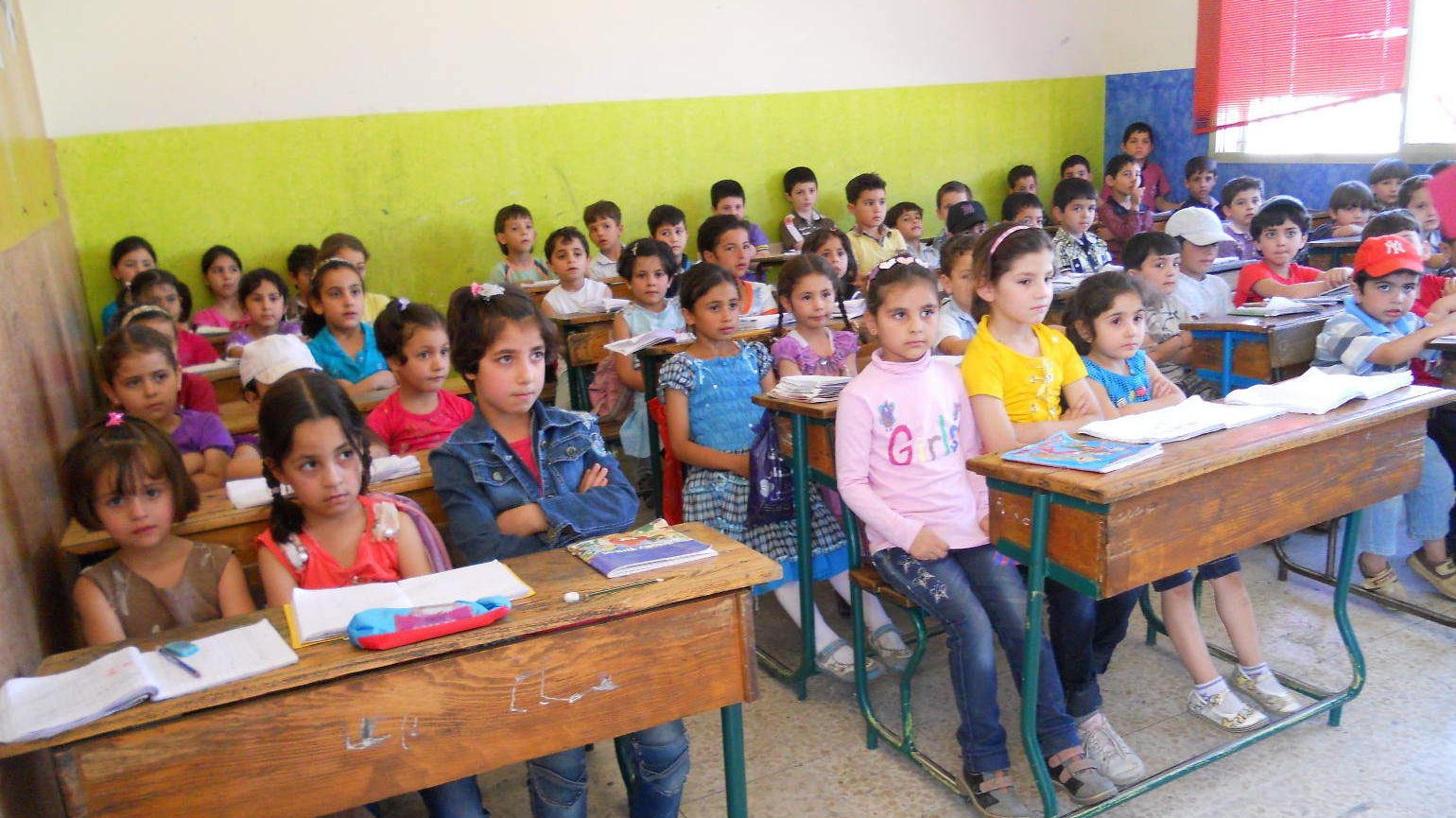 Viele Kinder in einem Klassenzimmer 