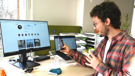 Max Schädlich mit Handy, Computer und Laptop