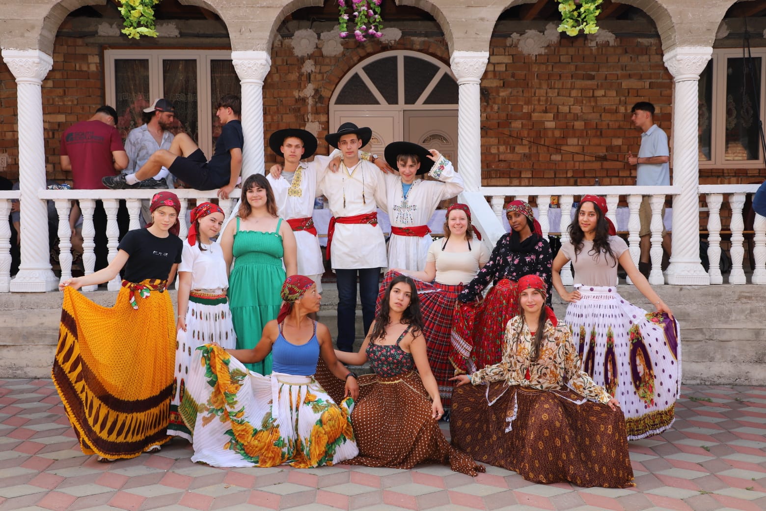 Eine Gruppe von Männer und Frauen in traditioneller Kleidung.