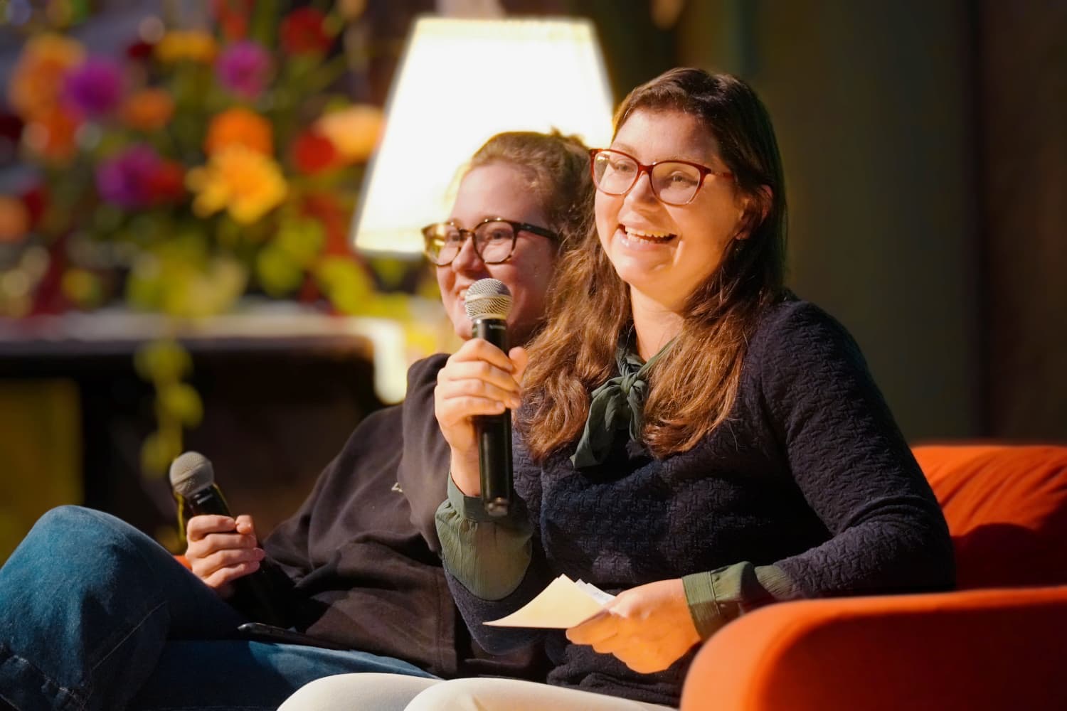 Zwei Frauen auf dem Sofa sie freuen sich.