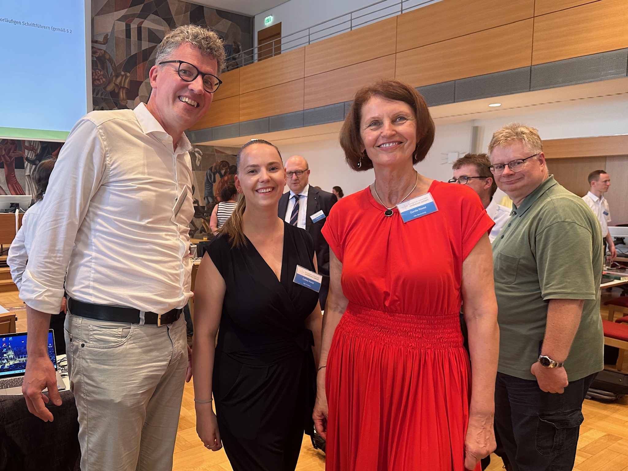 Drei Personen lächeln in die Kamera.