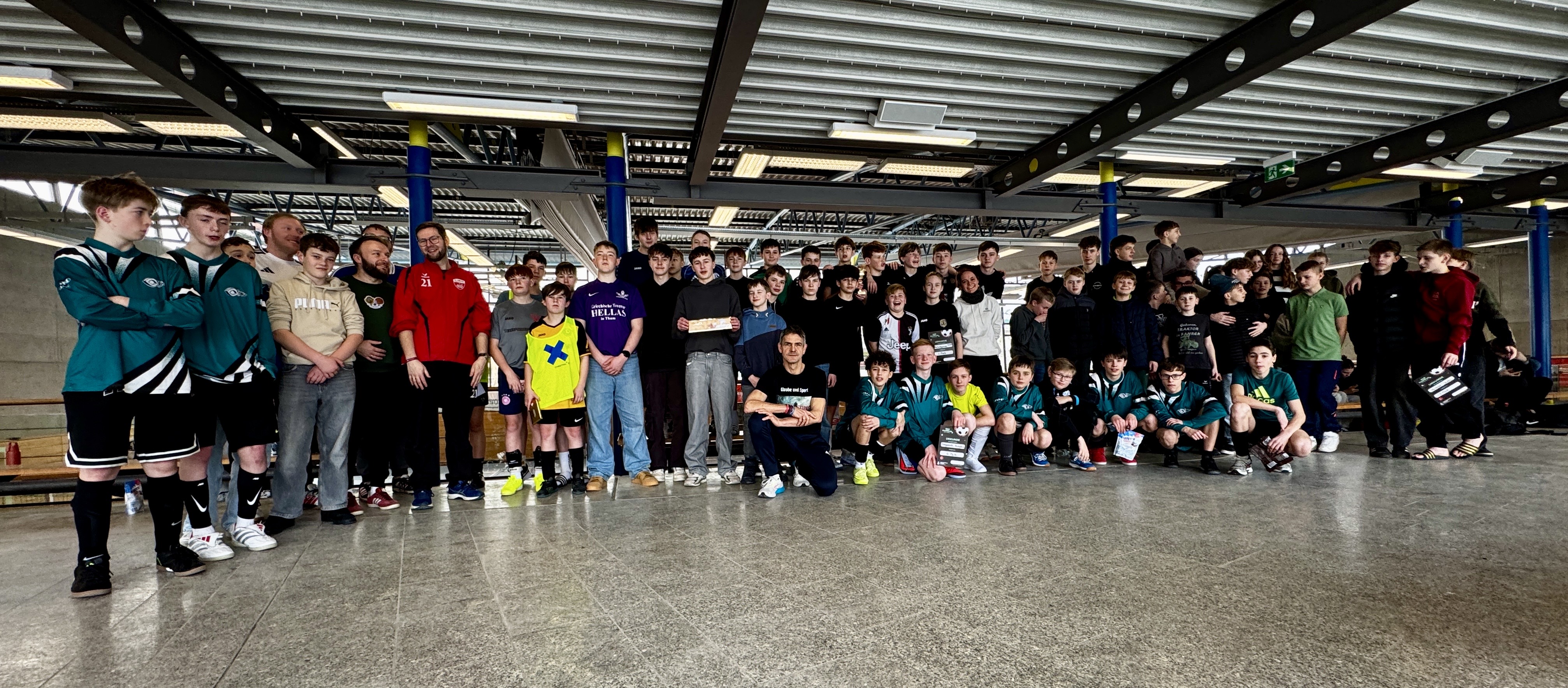 Man sieht ein Gruppenfoto der Teilnehmenden