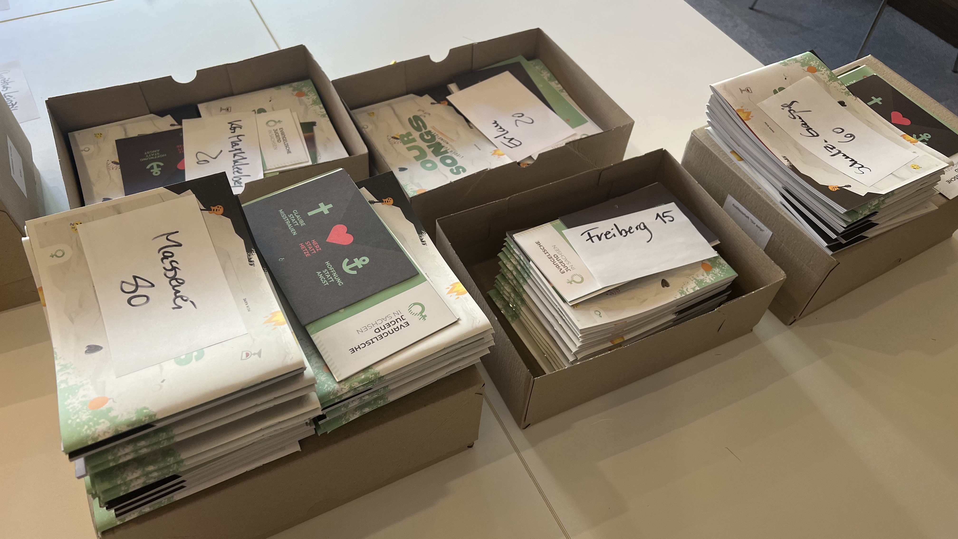 Kisten mit neuen Gesangbüchern für den Versand