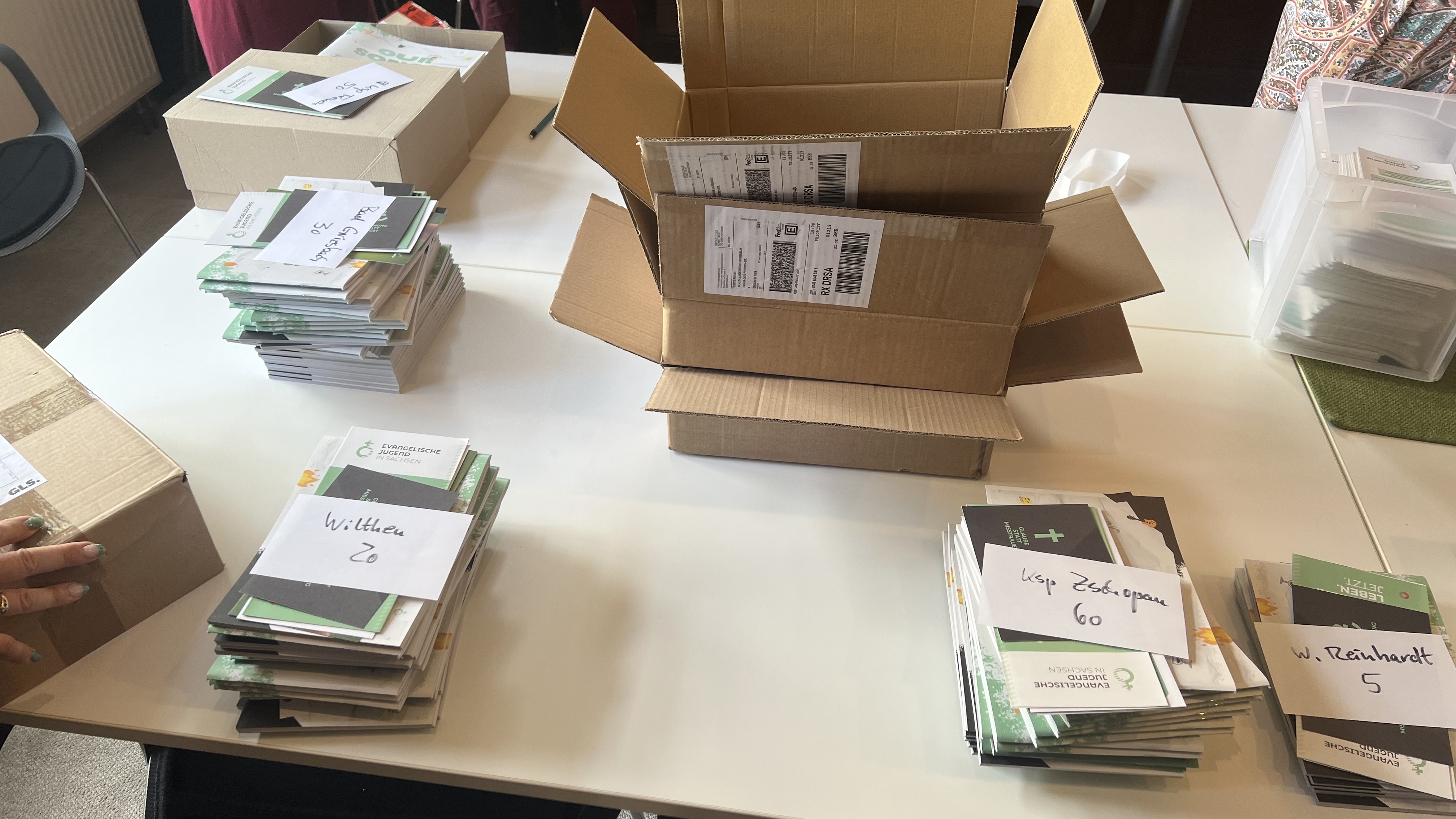 Kisten mit Liederbüchern für den Versand sortiert